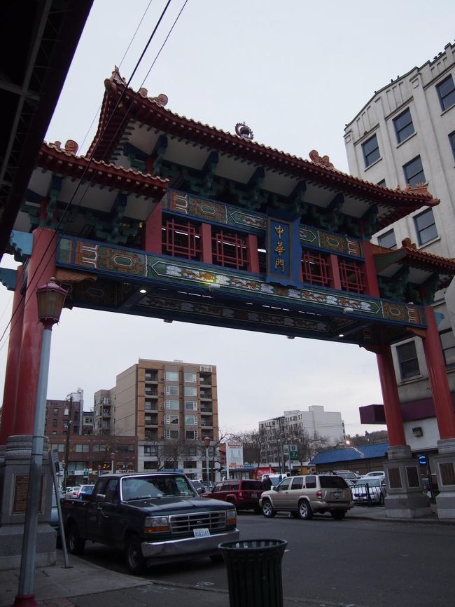 シアトルに到着。チャイナタウンの門の近くに停車します。<br />宿も門近くのホステルにしました。<br />すぐに荷物を置くことができたので良かったです。