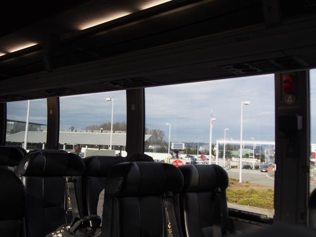 アメリカとの国境では、全員荷物をすべて持って降り入国審査をします。<br />とくに何も聞かれませんでした。指紋を取るときに急に日本語で「おやゆび」って言われたのでしばらく何言われてるのか分かんなかったけど(笑)<br /><br />そしてESTAを持っていても6ドル支払います。<br />現金でUSドルで払いましたが、クレジットカード払いもできました。