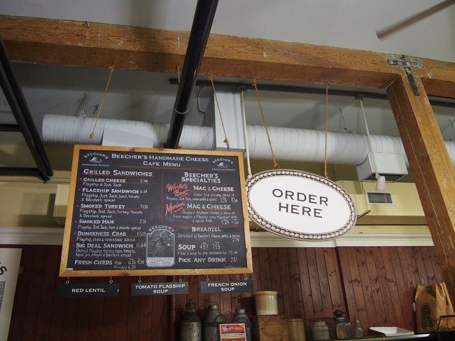 Beecher's Handmade Cheese<br /><br />下調べでマカロニを食べたかったのですがメニューに見当たらず・・・<br />下のほうに書いているのを見逃していました。<br />ホットサンドのようなものを頼みました。<br />