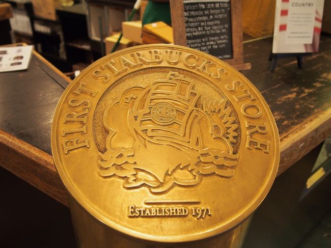FIRST　STARBUCKSのマーク。