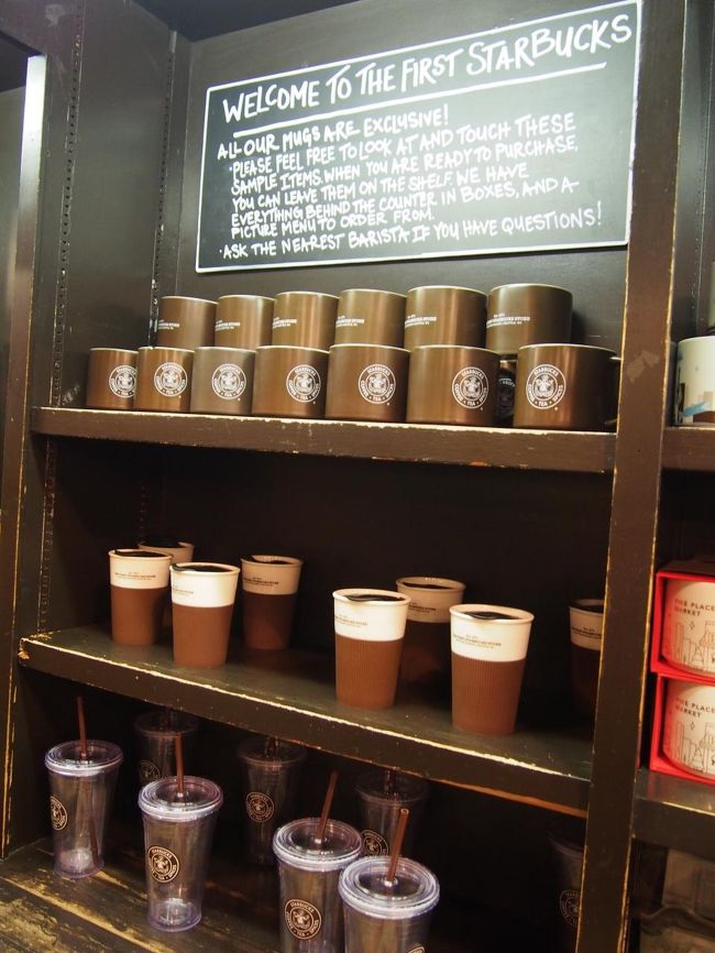 オリジナルグッズもいろんな種類が販売。<br />置いているのはディスプレイ用で、レジでどれが欲しいのか言ったら箱に入っている新しいものを出してくれます。