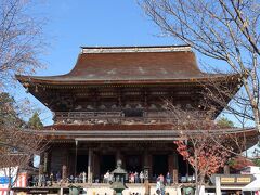 仁王門を通って行くと世界遺産指定の金峯山寺蔵王堂に到着。
東大寺の大仏殿に次ぐ立派な木造建築です。

