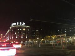 シアトル市内に戻ってきました。夜のセーフコフィールド。この先にはアメリカンフットボールのセンチュリーリンクフィールドも。シアトルの旬的にはシアトルシーホークスなんですね。写真撮ってなかった…。