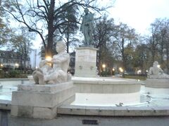 コルマールの駅からかなり離れている旧市街へ、Champ-de-Marsという公園を抜けて入ります

歩く以外の行き方がないようでした

公園の、彫刻のある噴水　Fontaine Bruat


