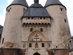 Grande Rueの突き当りに見えていたお城のような建物は・・・クラッフ門La Porte de la Craffe。

建物のように見えたのですが、正体は、かつて城壁に取り囲まれていたナンシーの街の城門でした。

１４世紀に造られたもので、市内で最も古い建造物だそう。２つの円錐形の塔は、牢獄として使われていたこともあったそうです。