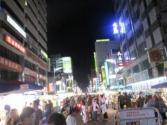 　しばらく歩くと六合夜市です。