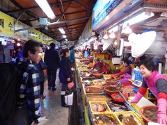 蘇莱浦口魚市場の、昔からある在来市場を視察します。
これで2万ウォン！と、おばちゃんの威勢のいい声が場内に響きます。