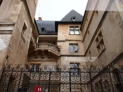 Grande Rueから１本裏手の閑静な住宅街にある Hotel D'haussonville。１６世紀の大邸宅のようです。