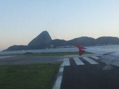 19：14　
リオデジャネイロ・サントスドゥモン空港に到着
ポン・ジ・アスーカルが見える。