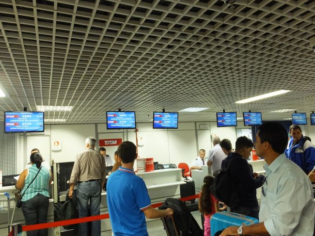 まずは荷物のチェックを受け、TAM航空の行列に並ぶ・・・