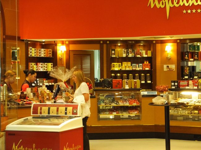 ここで、チョコレートのお土産を購入。店員さんの愛想は良かったけど、ラッピングは雑だった・・・