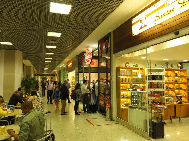 空港で食事をし、今後の打ち合わせを行う。<br />その後、ホテルまで車で送ってもらう。<br /><br />いろいろ情報を頂き、治安の悪いリオで安心して過ごせたのも友人のおかげである。