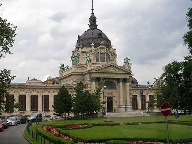 午後はフリータイムとなったので、セーチェニ温泉を満喫しました。ほんとにお風呂でチェスやってましたね。まー、豪華な建築物にある健康ランドという感じですけどねー。<br />ハンガリーいいですよ。