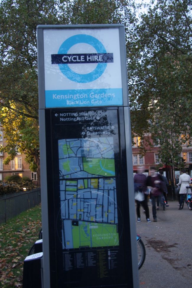 CYCLE HIREと書かれた自転車貸出所<br /><br />詳しい利用法は下記に書かれています。<br />http://london.navi.com/special/5032226<br /><br />利用を開始する前に、所定の契約料を払います。短期契約の支払いで利用できるのは、ビザカードかマスターカード。現金や公共交通機関で使うオイスターカードでの支払いはできません。１日契約（24時間）は１ポンド、７日契約（144時間）は５ポンドとなっています。具体的な手続き方法は、写真の図解のようになっています。<br /><br />