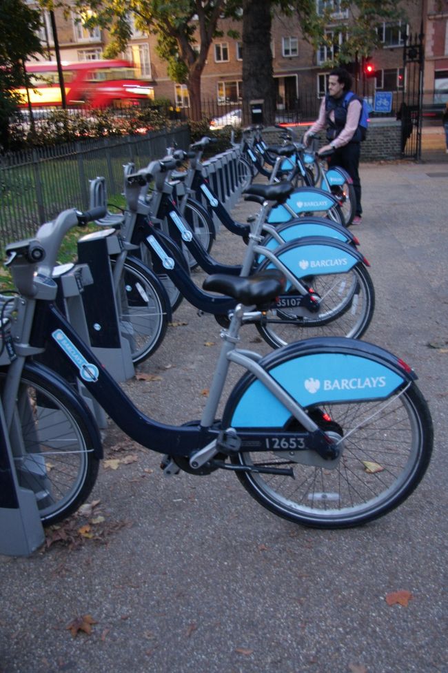 貸自転車<br /><br />使用料は、駐輪場の「ドッグ」で自転車を引き抜いた時間からカウントが始まり、目的地のドッグに自転車を納めた時間に打ち切りとなります。なお、１回の使用で最初の30分間は無料。つまり、ある１日に「ちょこっと乗って、すぐ返す」という借り出しを繰り返しても、支払うお金は最初の契約料、１ポンドのみで済むわけです。<br />30分を超える貸出の料金は、以下のように時間が長いほど割高になっています。<br /><br />・30分まで無料<br />・30分以上1時間まで　1ポンド<br />・1時間以上1時間30分まで　4ポンド<br />･1時間30分以上2時間まで　6ポンド<br />・2時間以上2時間30分まで　10ポンド<br />･2時間30分以上3時間まで　15ポンド<br />･3時間以上6時間まで　35ポンド<br />･6時間以上24時間まで　50ポンド