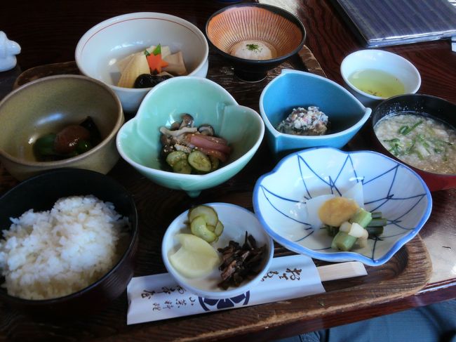 見学前に土門さんが定宿にしたという老舗：橋本旅館にて<br /><br />山菜料理の昼食でしあわせ〜　　さて、見学開始。