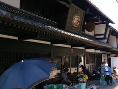 この七間朝市は400年以上の歴史がある朝市で、商店街の路面に地元の人たちが育てた野菜、果物、花の他、工芸品やお菓子などを売っているもので、朝7時から始まってました。