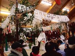 【国指定 重要無形民俗文化財 「高千穂の夜神楽」】

http://takachiho-kanko.info/event/yokagura.php
高千穂の夜神楽は、毎年冬季に、民家や公民館などを神楽宿として高千穂地方の各地区で行なわれる神楽であり、氏神様を神楽宿に迎え入れて、三十三番の神楽が夜を徹して舞われる。

2014年12月6日（土）、高千穂町三田井（みたい）の下川登（しもかわのぼり）地区の夜神楽を見学させてもらった。

昼間訪れた逢初天神が、下川登地区の氏神様である。神楽宿である下川登公民館までは往復タクシーを利用。20時半に公民館に送ってもらい、帰りは22時に迎えに来てもらった。