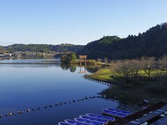 亀山湖に到着〜。

この湖は県下最大のダム湖で、キャンプや釣りなども楽しめるそう。

風もなく、静かな青い湖面。