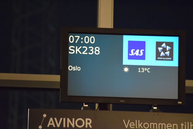 オスロ発7:00のフライトに乗れます。。。<br /><br />良かった、良かった。予定より1時間遅れだけどね〜<br /><br />ベルゲン空港には、ラウンジがないので搭乗口付近で待ちます。朝いちから約1時間半待ちとは。。。orz