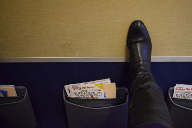 恒例のシートチェック<br /><br />普通に座って足を伸ばすと、前の壁に足がついちゃいます。。。