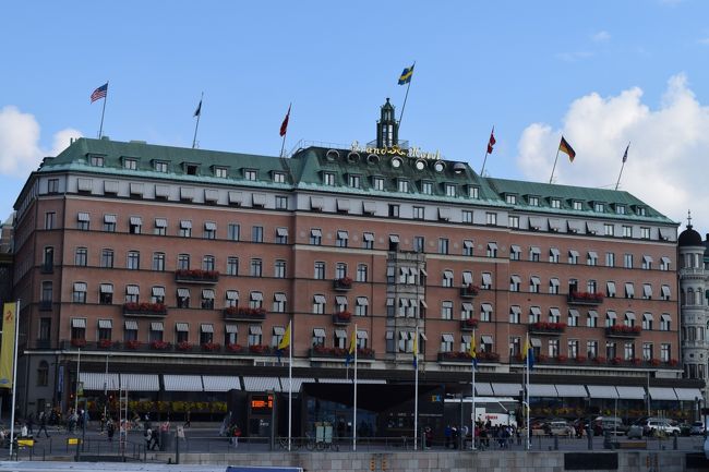 ストックホルム中央駅に着いて、さてホテルへ向かおうと、タクシーに乗り込みました。タクシーはベンツ。。。ヨーロッパでは、ベンツのタクシー多いですね。<br />運転手中東系の方。ホテルに向かう途中、交差点で前の車が渋滞で止まったのに、止まりきれず追突。。。かなり徐行の速度だったため、全然大丈夫だったんだけど、明らかに君が悪かったよ、運転手君。。。<br /><br />まあ、そんなこんなあったものの無事に？？？ホテルに到着<br /><br />本日の宿泊は、グランドホテルストックホルム<br />ノーベル賞受賞者の定宿として有名ですね。<br />