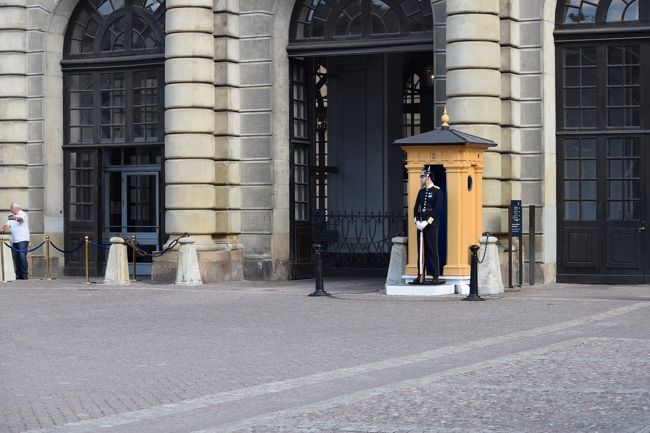 王宮に到着〜。宿泊しているホテルからは、徒歩圏内。見えています。なぜって？？？衛兵交代式があるんです。お腹はすいてきたけど、ランチはこれが終わるまで、我慢我慢。。。<br /><br />王宮に行って、衛兵交代式まで約30分。見るための場所を確保し、式が始まるのを待ちます。<br />衛兵交代式といえば、ロンドンのバッキンガム宮殿の衛兵交代式有名ですね〜。大学の卒業旅行と仕事を始めてからの計2回見ました。あとブエノスアイレスアイレスでも見た気がします。