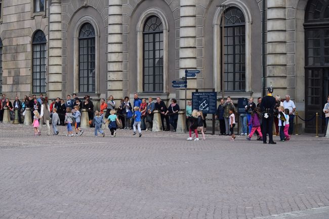 次も衛兵さんじゃないね〜<br /><br />今度は小学生くらいかな。。。この子達も私の反対サイドで衛兵交代式が始まるのを待っています