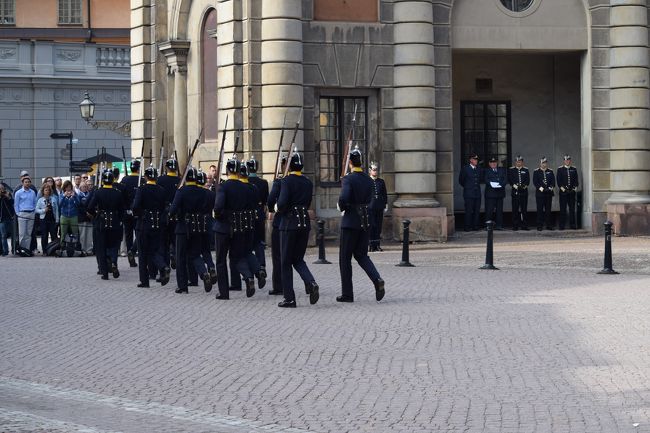 第一団退場中<br /><br />さて衛兵交代式終了。王宮の内部観光に行きます。入場は、ストックホルムカードでOK。今朝、購入したストックホルムカードが早速使えました。王宮内部は写真撮影不可のため写真はなし。<br />一部は公開され、豪華な居室、インテリア、コレクションなどを見学することができます。また、フランス・ロココ様式が美しい王宮礼拝堂や、王族の武器などを展示した王家武儀博物館も見学可能。