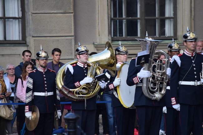 後ろの方の方は結構大きめの管楽器、持たれてますね〜<br /><br />これで移動は、大変だ。。