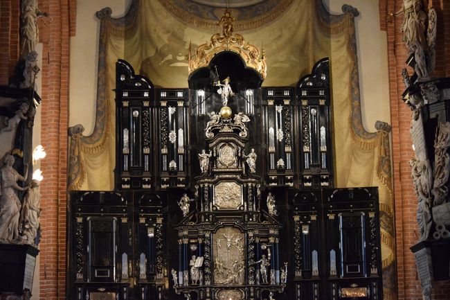  正面も入口をはいっていくと、祭壇とその上部にある円形のステンドグラスが見える