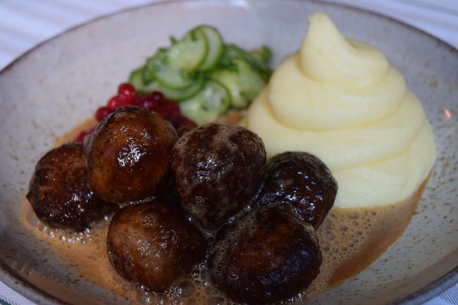 本日のメイン<br /><br />そうそう、ミートボール！<br /><br />このマッシュポテト、ちょっとうけた〜