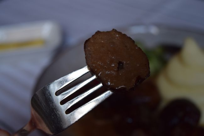 はい、いただきます。<br /><br />いつものぐるナイ風で。<br /><br />なるほど。ミートボールです。肉汁ジュワーとかそんな感じではないけど、落ち着く味ですね。スパイスが効きすぎということもなく、やや固め？(フワフワではないという意味での)なギュッとした食感