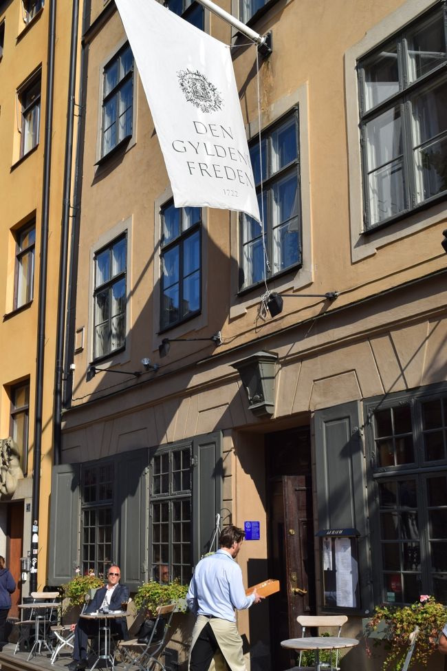 旧市街にあるDen Gyldene Fredenというレストランでランチをすることに。<br />ガムララタン内にある、1722年創業の由緒あるレストラン<br /><br />旗が入り口に掲げられていたので、すぐわかりました。<br />大聖堂から10分もかからなかったと思います。