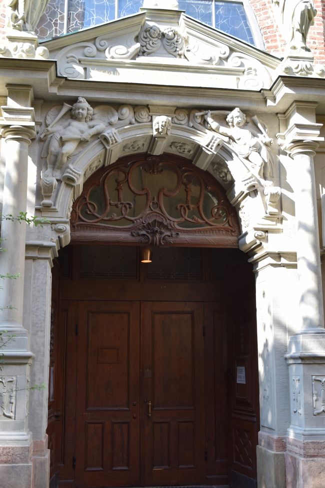 さておなかも満たされたし、ガムララタン観光再開です<br /><br />すてきな装飾の建物ですね