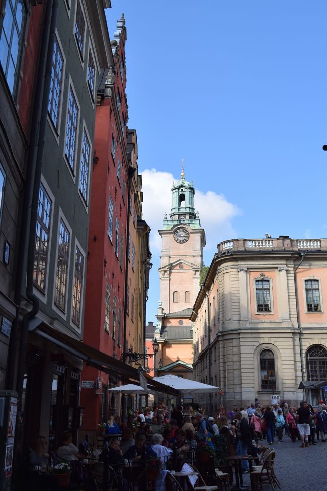 テラス席のカフェもにぎわっていますね<br /><br />クリスマスの時期にはここでクリスマスマーケットも開かれるみたい