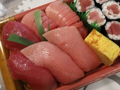 デパ地下を歩いてたらつい・・・大盤振る舞いをして、本まぐろづくしのお寿司を夕食に買って帰りました〜〜。

今年は、昨年に比べると寒さが応える体調なのですが・・・めげずに光のページェントには何度か訪れたいな〜！と思っています。
