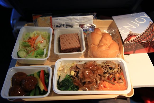 　機内食（夕食）<br />　照り焼きミートボール・韓国風牛肉ビビンバ・インゲンのソテー・グリーンサラダ・パン・チョコレートケーキ　　