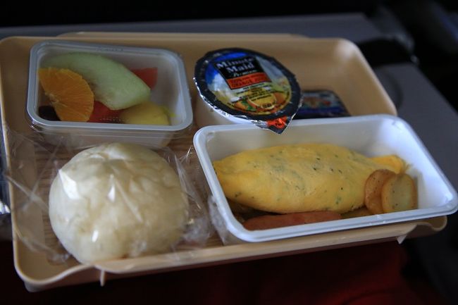 スイスチーズのオムレツ・ポテト・ソーセージ添え