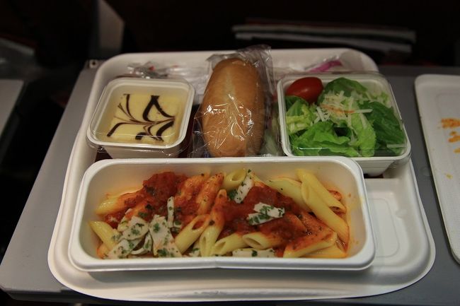 機内食（夕食）<br />　ペンネ・サラダ・パン・チーズケーキ