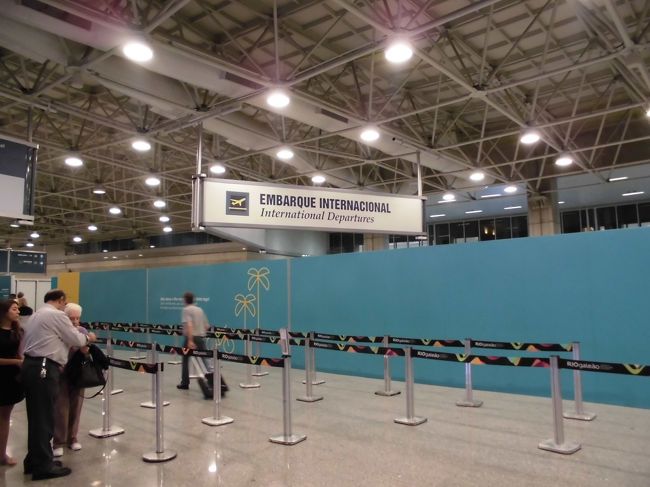 その後、ハガキを出そうと思い、切手を探すが、結局見つけることができなかった・・・<br />イグアスで出したとき、何枚か購入しておけばと後悔した。お土産もあんまりない・・・ドイツで最後の買い物するか・・・<br /><br />出国審査へ向かう。