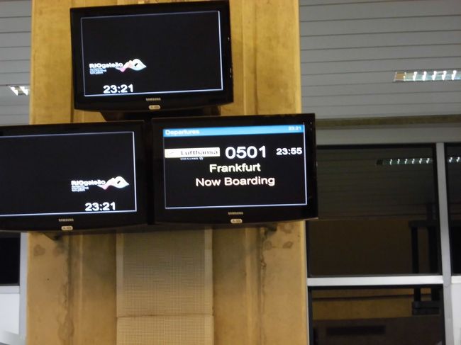 さあ帰国だ！<br />搭乗すると、通路を挟んだ隣の人が、ビルゲイツ(のそっくりさん???)だった…まさか、ビルゲイツならファーストクラスに乗るよなと思い、声もかけなかったが、帰国してわかったが、ビルゲイツは飛行機にお金をかけないことが判明。通常、エコノミーに乗るようだが、航空会社の方が気を使い、ビジネスにアップグレードすることもあるようで、やっぱり本物だったのか？！<br />声をかけた方が良かったかな…