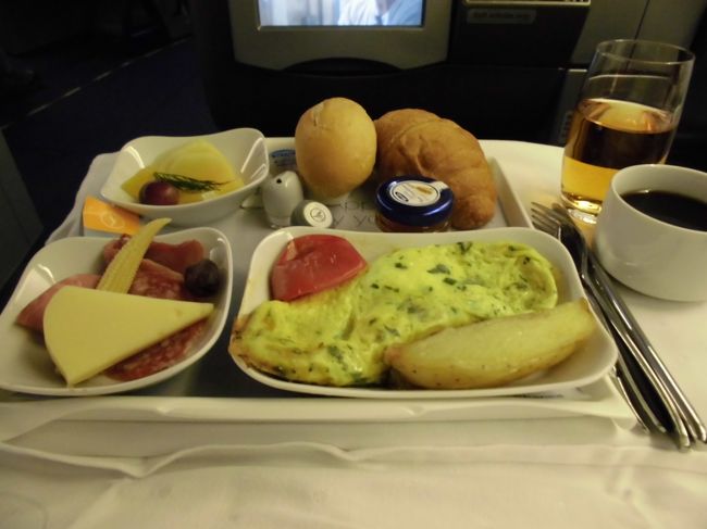 フランスに入ったくらいで朝食。ドイツ時間的には昼食か。<br />オムレツを選択。この旅のフライトでは、パンがいつも美味しかった。