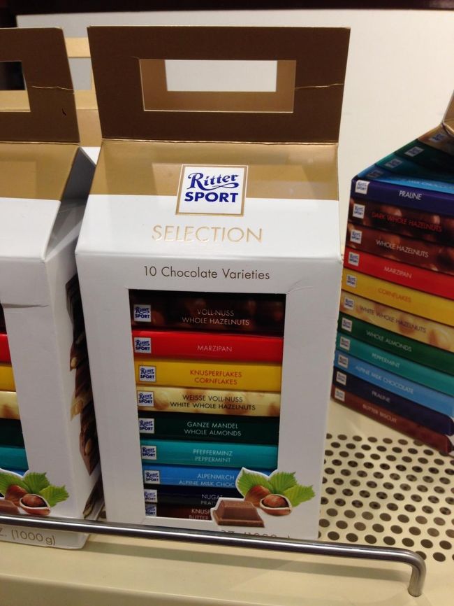 去年ドイツで購入したチョコレート。同僚が100個入りのものを購入していました。いろいろな味が楽しめます。今年は買わなかったけど・・・<br />