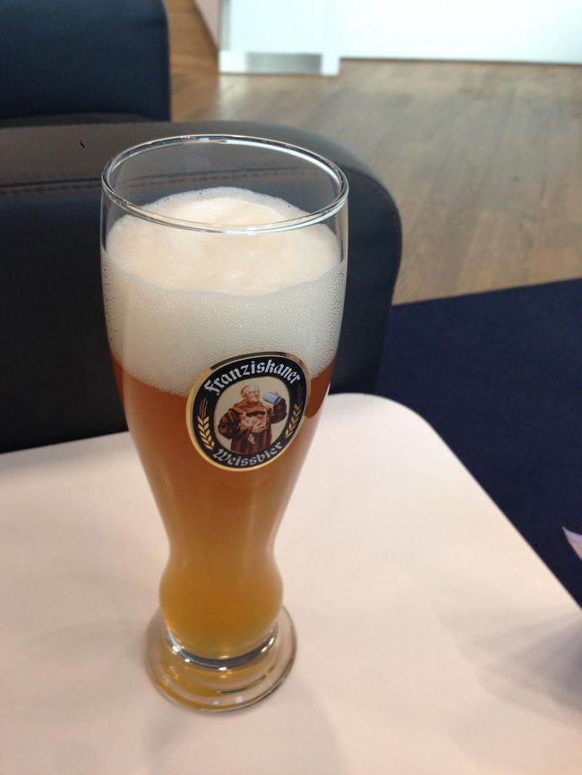 ラウンジにビールは何種類かおいていましたが、あんまり飲みすぎるとトイレが近くなるので、一杯だけ・・・