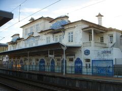 アヴェイロはポルトの南、電車で１時間くらいの街だ。
１０ユーロ以上出すつもりなら、快速電車で３０分位で着く。

アズレージョというタイルが有名で、駅のホームに入っていくと、
こんなきれいにタイルを敷き詰めた駅舎が見える。

