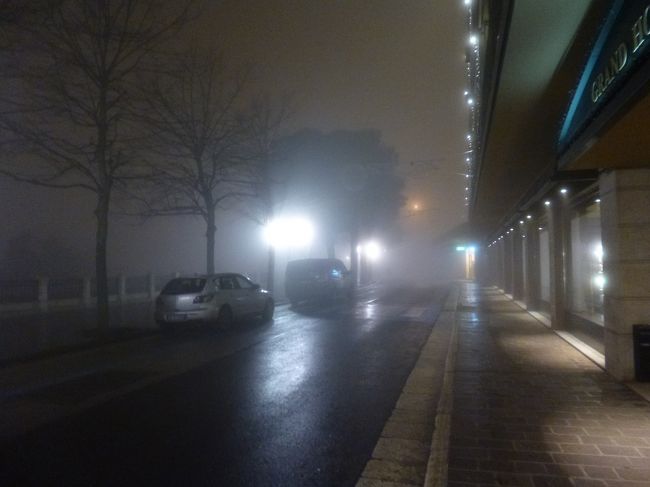 起床時間は６時。<br /><br />６時になるとモーニングコールが鳴る予定だ。<br /><br />私は毎日５時４５分になる様にスマホの目覚ましをかけている。<br />何よりもイタリアに滞在してこの目に映り込むこの風景を少しでも長く記憶しておきたいと思っているからです。<br /><br />あまり早く起きすぎても部屋のモーニングコールは受話器を上げないと鳴りっぱなしなので、６時までは出掛ける事が出来ない。<br />逆に６時に起きると、着替えてからの準備で若干の遅れが生じる。<br /><br />５：45、わたしがこの数日間で得たベストタイム。<br /><br />この日もそうだった。<br />モーニングコールの１５分前に目覚め、着替える。<br />そうこうしていると部屋の電話がけたたましく鳴り響いた。<br />「わかったよ、もう起きているよ」<br />などと、頭の中で唱えながら同じリズムで繰り返される音を止めた。<br /><br />6：03<br />私はもうホテルの回転ドアを抜け、空調の無い世界へと足を踏み入れる。<br />「え！」<br />目を疑う光景。<br />昨日と同じ場所だよな？<br />と一度ホテルの方へ顔を向けた。<br />確かに、そこにホテルは存在して、昨日観た建物や石畳がそこにはあった。<br /><br />手にしているのはコンパクトデジカメ。<br />役不足だと悟り、再び部屋に戻りNikon　D7100に手を伸ばす。<br /><br />まだ静かなホテルにパタンと言うドアが閉まる音。<br />エレベーターを待つ時間さえも惜しく、絨毯が敷き詰められた階段を早足で降りてゆく。