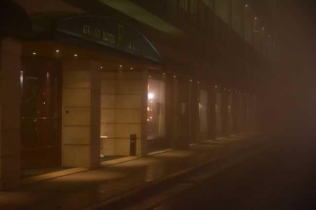 三度ホテルの方を振り返る。<br /><br />ガラス越しに漏れる明かりが、やはりどこか違う所へと運んでくれた様だった。<br /><br />誰も歩いていない。<br />もの音一つしない静寂の世界。<br /><br />「カシャ」と言う機械音だけが「ここは現実だ」と教えてくれている様だった。