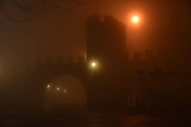 何かに手招きされている様に、私は旧市街の方へ向かっている。<br /><br />微かに見える街灯。<br />包み込まれてその明るささえも、控えめに発光してるかのようだ。<br /><br />３０メートル？それくらいだろうか。<br />ここには砦への階段とサンフランシスコ門がある筈だ。<br /><br />僅かに備え付けられた街灯が無ければ、私はそれに気付かなかっただろう。<br />霧の中にそのシルエットを晒した。<br /><br />夢中で写真を撮る。