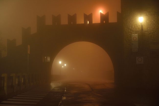 数歩だけ進む。<br /><br />この門の先は本当にわたしが昨日歩いた旧市街があるのだろうか？<br /><br />不安は無い。異国の地で一人霧に包まれた街を歩いている自分に多少酔いつつも、その向こう側の世界を見たくて仕方なかった。